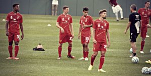 Liverpool_FC_warm-up_before_the_game_vs_Roma_2014